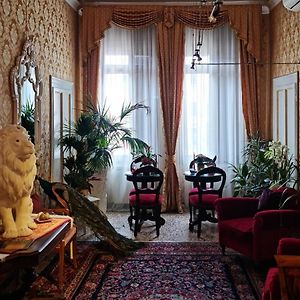 Friendly Venice Suites
